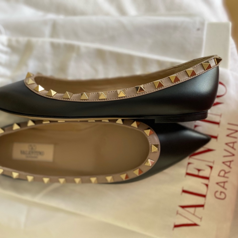 Valentino Garavani flats  Rockstud SZ 36 .5 black and beige. New